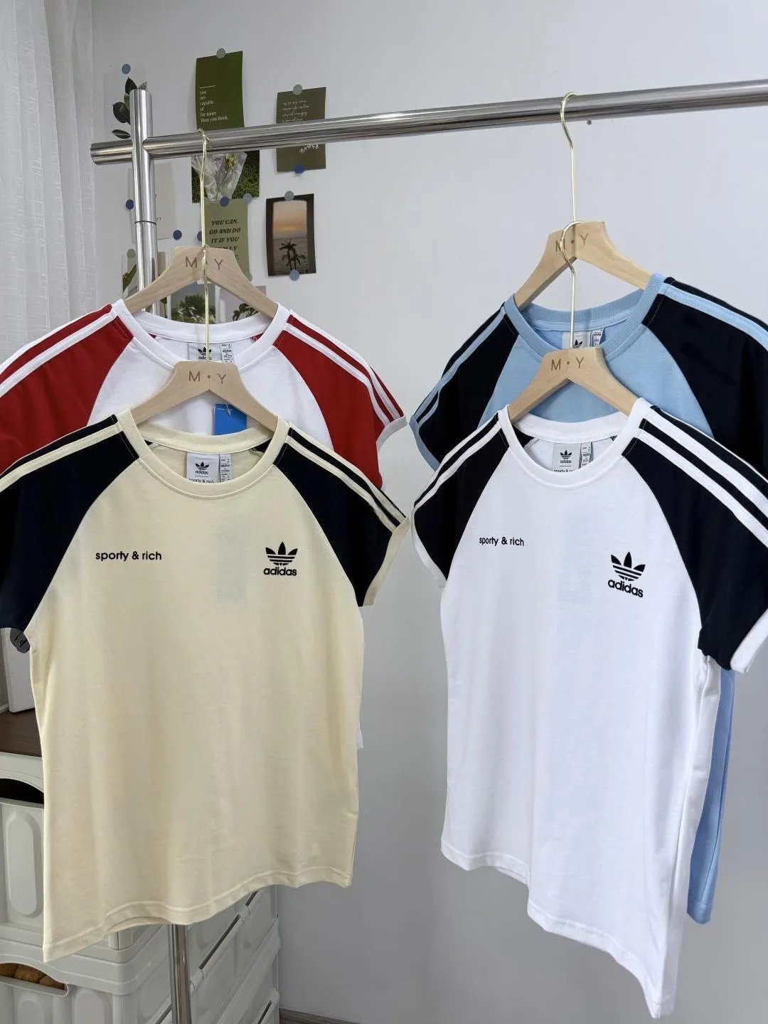 Adidas women's clover printed patchwork color short sleeves, the colors at Adidas counters are becoming more and more magical, the summer limited release New Arrival short sleeves, 220g pure cotton customized light color fabric, embroidered logo on the chest. Simple but not simple, with a sense of trend. Versatile is durable, does not crack or peel off. It is a must-have item for summer wear. It is super nice for couples to take photos with best friends, showing different personal styles. Can be matched with couples. Style number: A 224# Size: XS-XL Color: Light Blue, Beige, White Red, White Blue, [Fabric]: Double yarn, embroidered logo